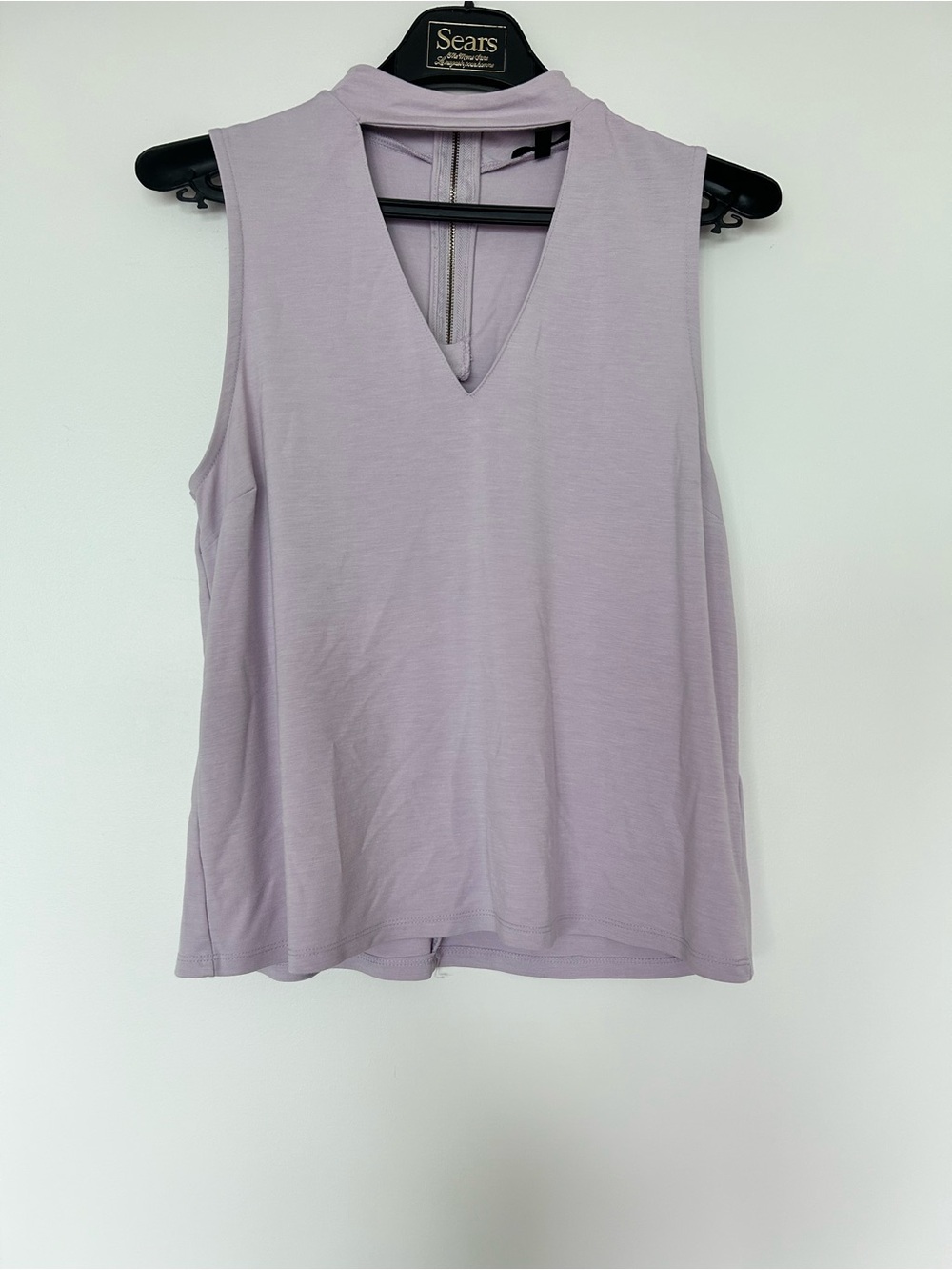 Dynamite lilac sleeveless top with front cutout sz M